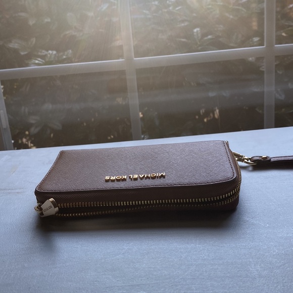 MICHAEL Michael Kors
Jet Set Large Flat Multifunction Phone Case Wallet - Picture 6 of 6